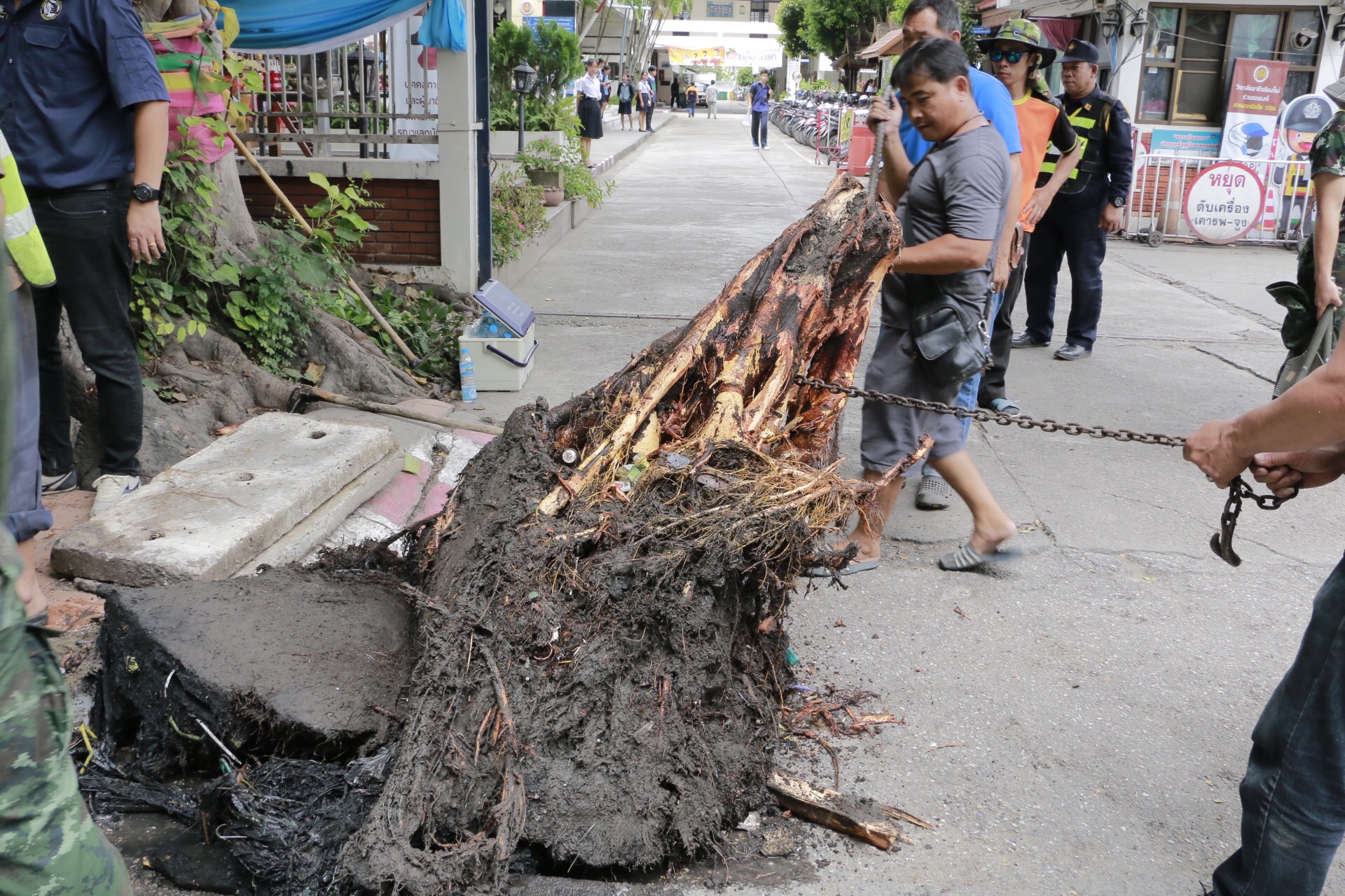 150 Volunteers Dredge Drains to Prevent Flooding - Chiang Mai Citylife ...